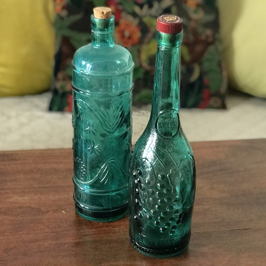 Bouteille décorative vintage bleue au long col en verre moulé par Hello Broc brocante en ligne
