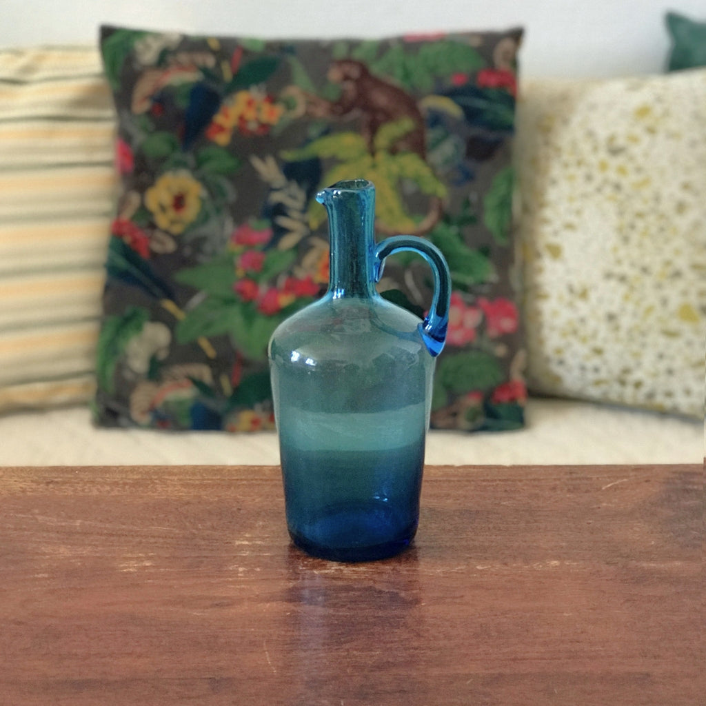 Petite bouteille vintage décorative en verre soufflé bleu avec anse par Hello Broc brocante en ligne