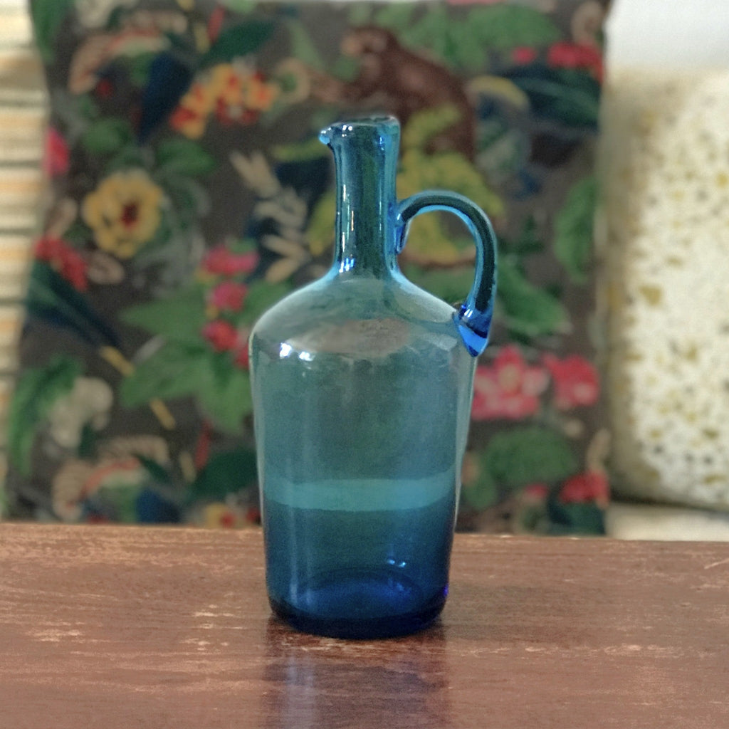 Petite bouteille vintage décorative en verre soufflé bleu avec anse par Hello Broc brocante en ligne