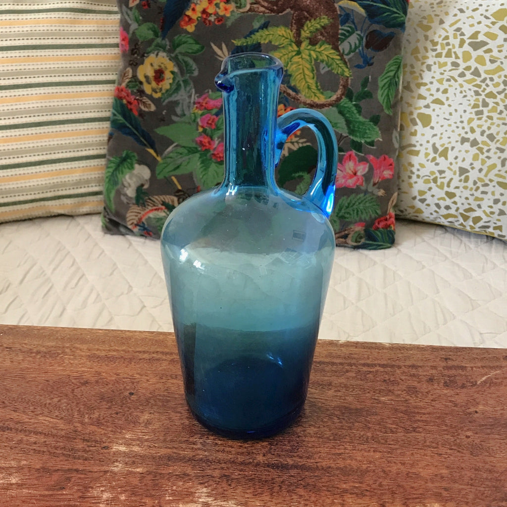 Petite bouteille vintage décorative en verre soufflé bleu avec anse par Hello Broc brocante en ligne