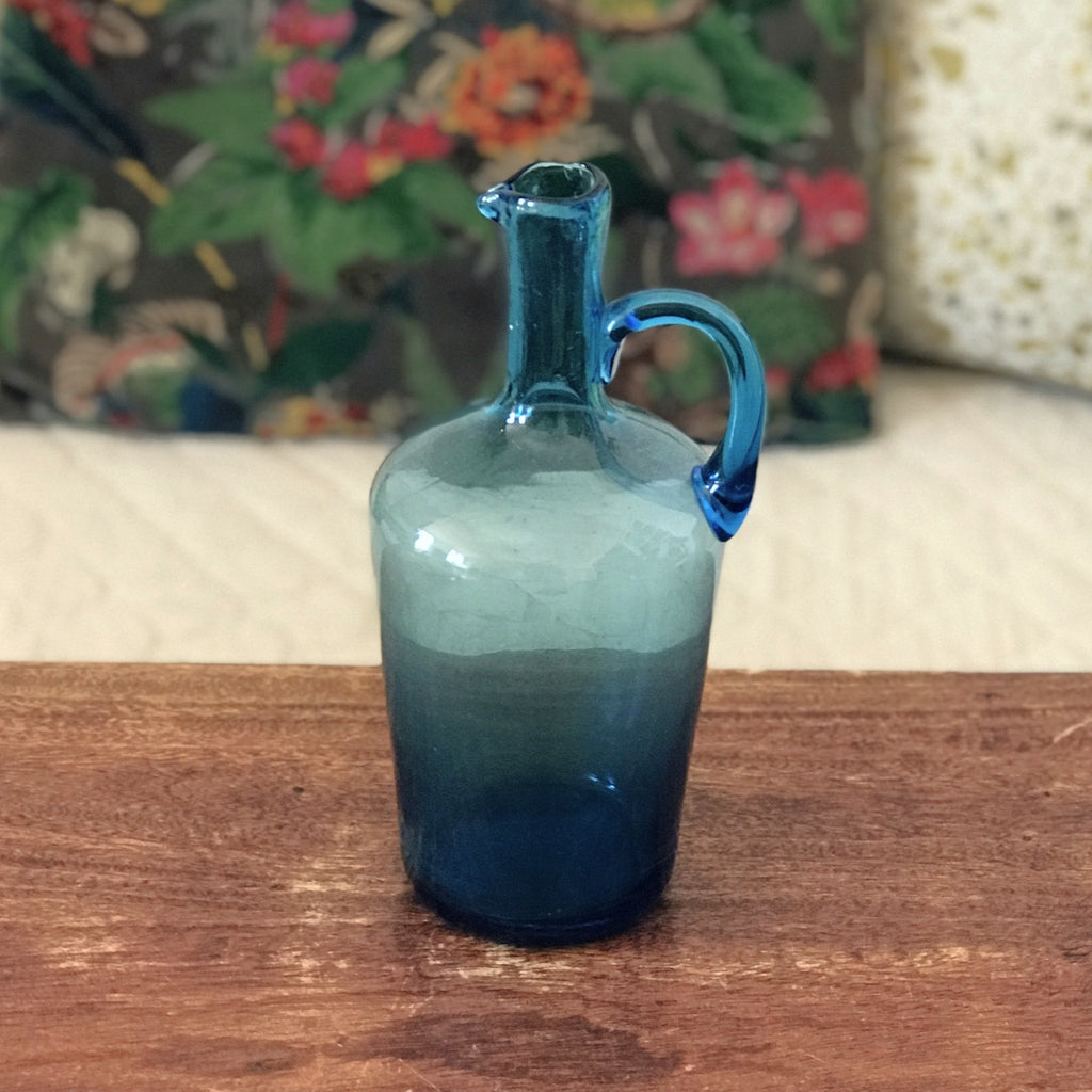 Petite bouteille vintage décorative en verre soufflé bleu avec anse par Hello Broc brocante en ligne
