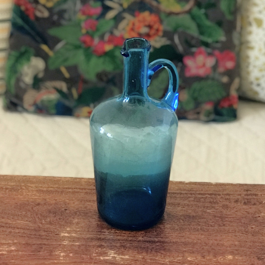 Petite bouteille vintage décorative en verre soufflé bleu avec anse par Hello Broc brocante en ligne