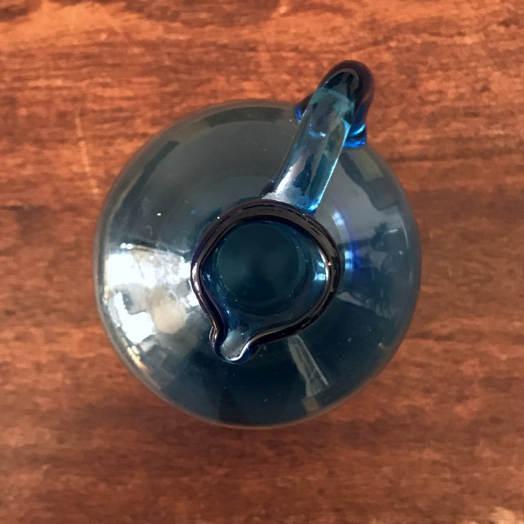 Petite bouteille en verre soufflé bleu avec anse par Hello Broc brocante en ligne