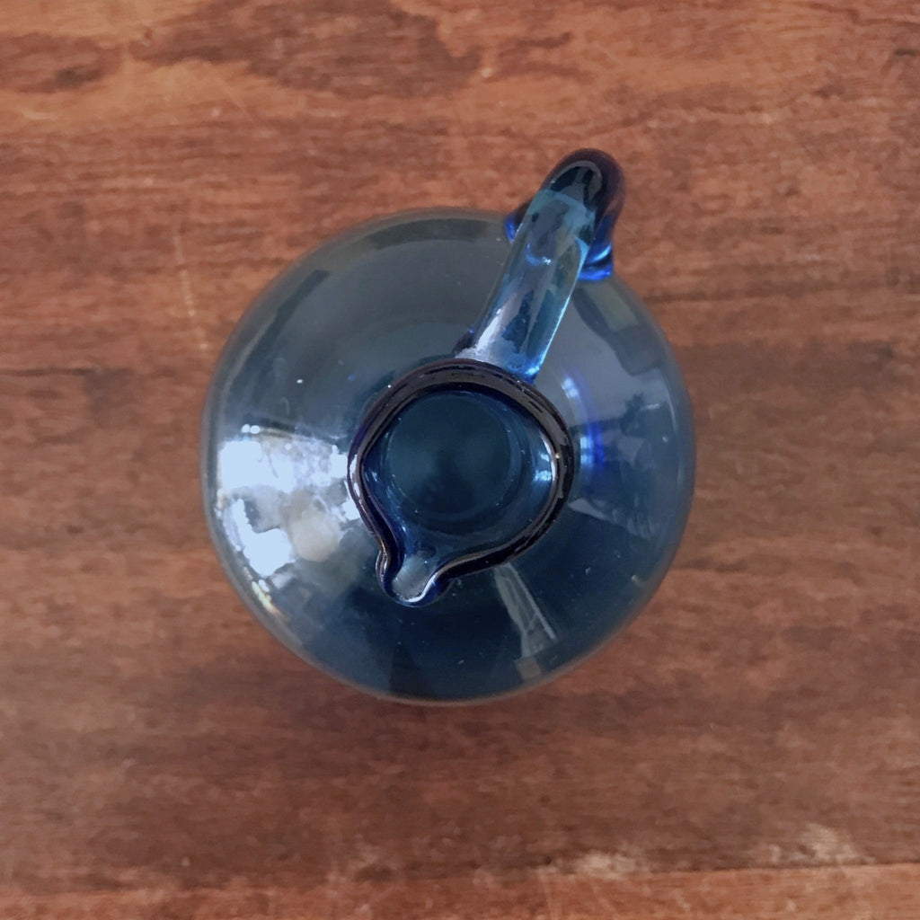 Petite bouteille vintage décorative en verre soufflé bleu avec anse par Hello Broc brocante en ligne