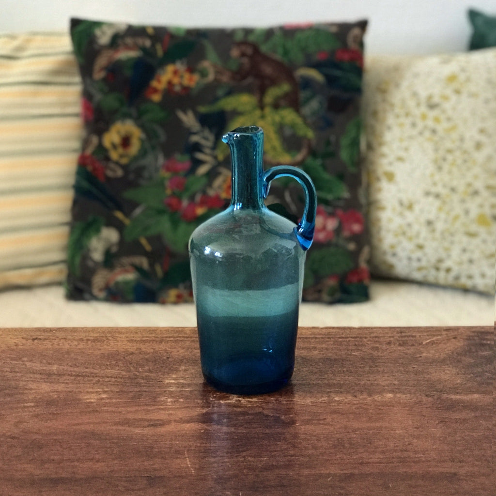 Petite bouteille en verre soufflé bleu avec anse par Hello Broc brocante en ligne