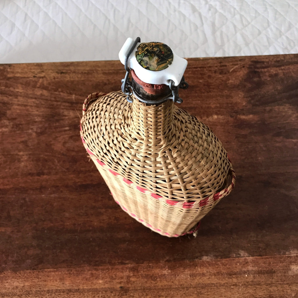 Grande bouteille décorative de 2,5 litres dans son écrin en rotin tressé Lourdes par Hello Broc brocante en ligne