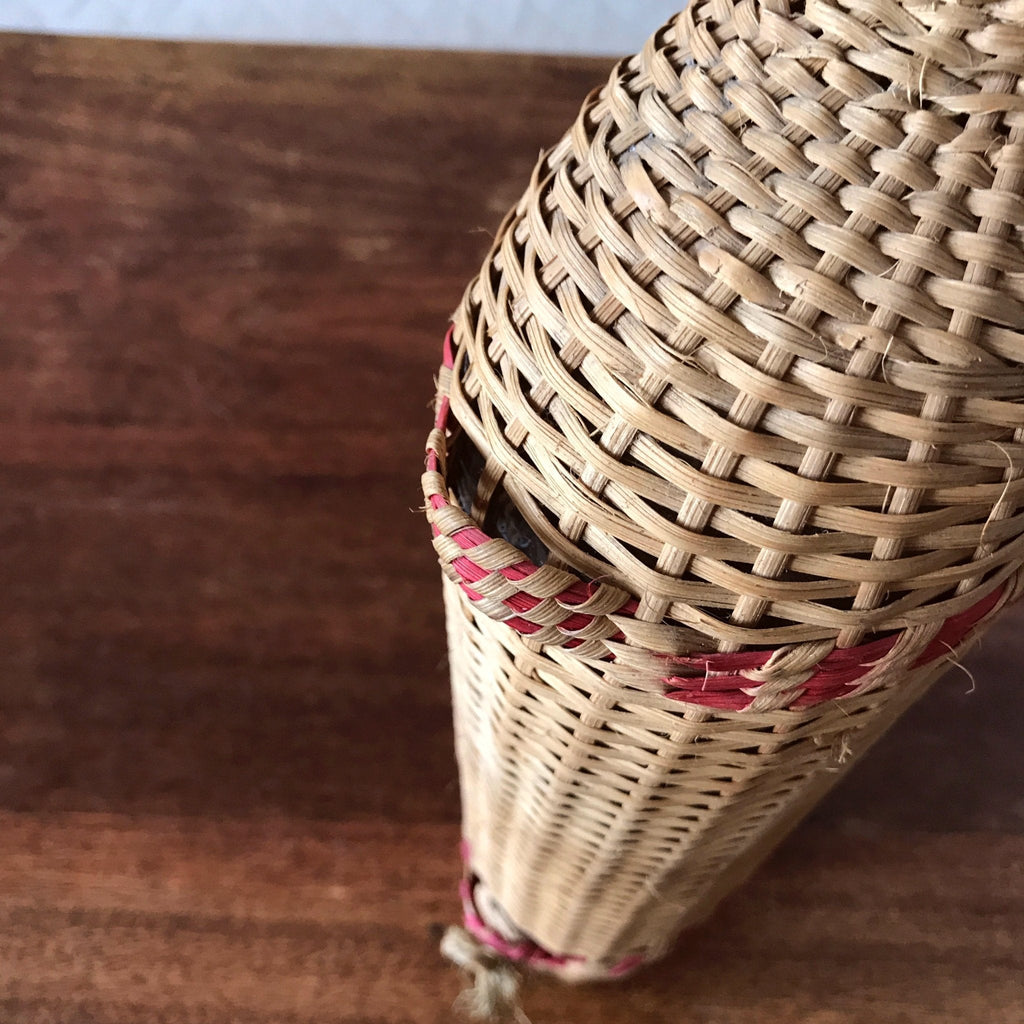 Grande bouteille décorative de 2,5 litres dans son écrin en rotin tressé Lourdes par Hello Broc brocante en ligne