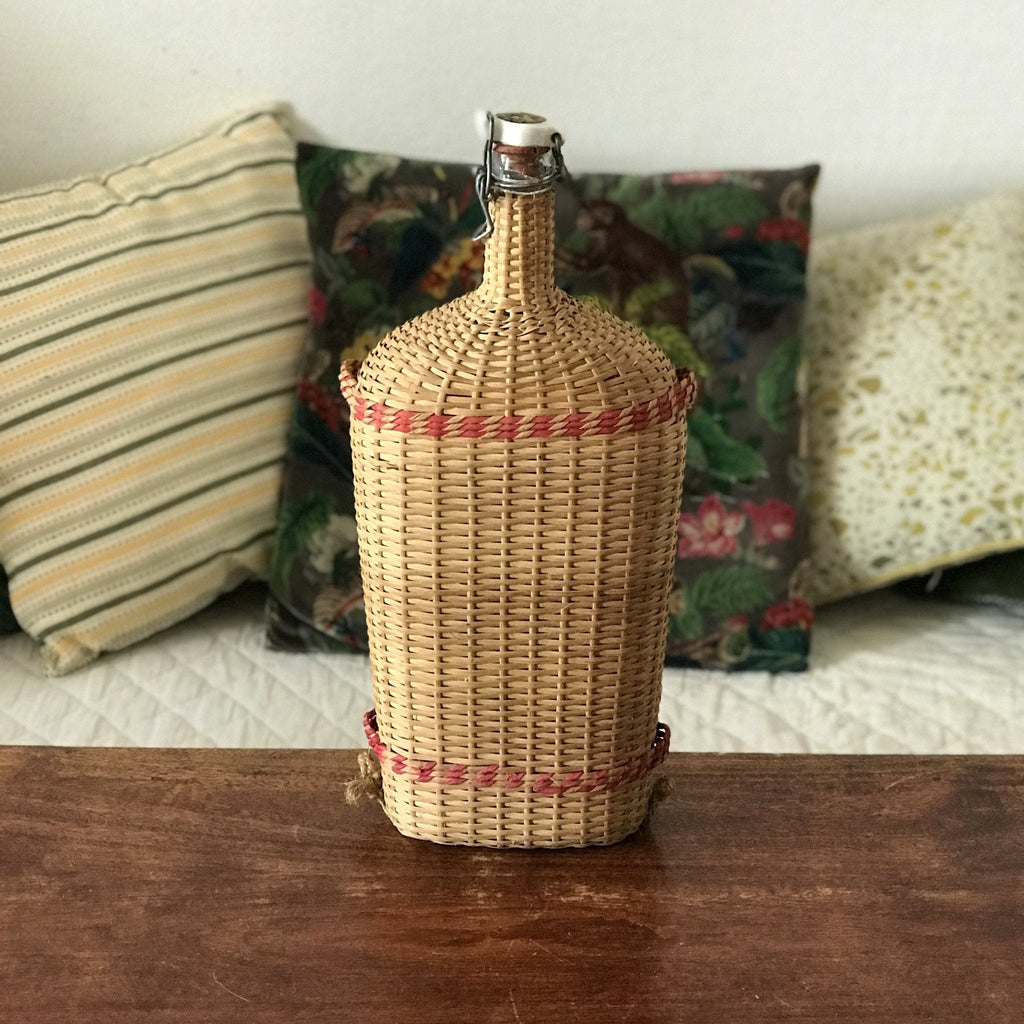 Grande bouteille décorative de 2,5 litres dans son écrin en rotin tressé Lourdes par Hello Broc brocante en ligne
