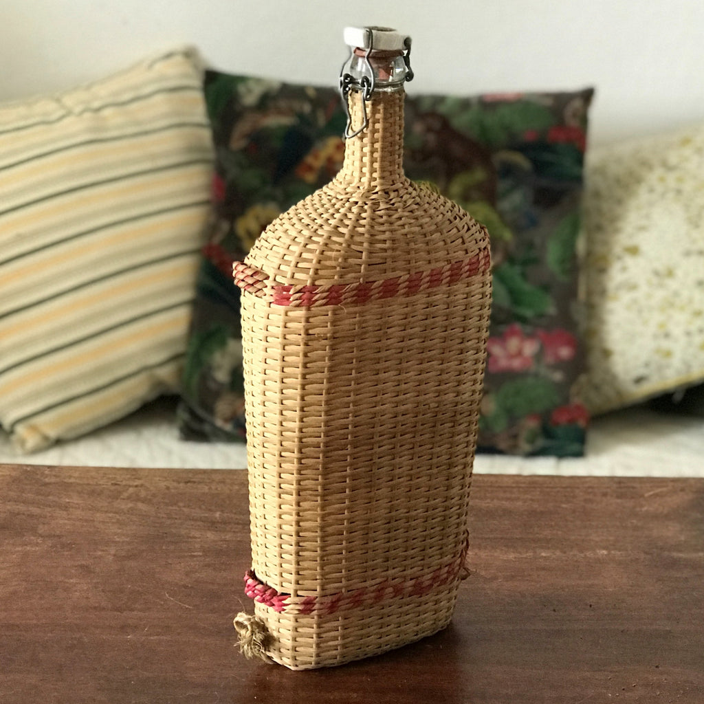 Grande bouteille décorative de 2,5 litres dans son écrin en rotin tressé Lourdes par Hello Broc brocante en ligne