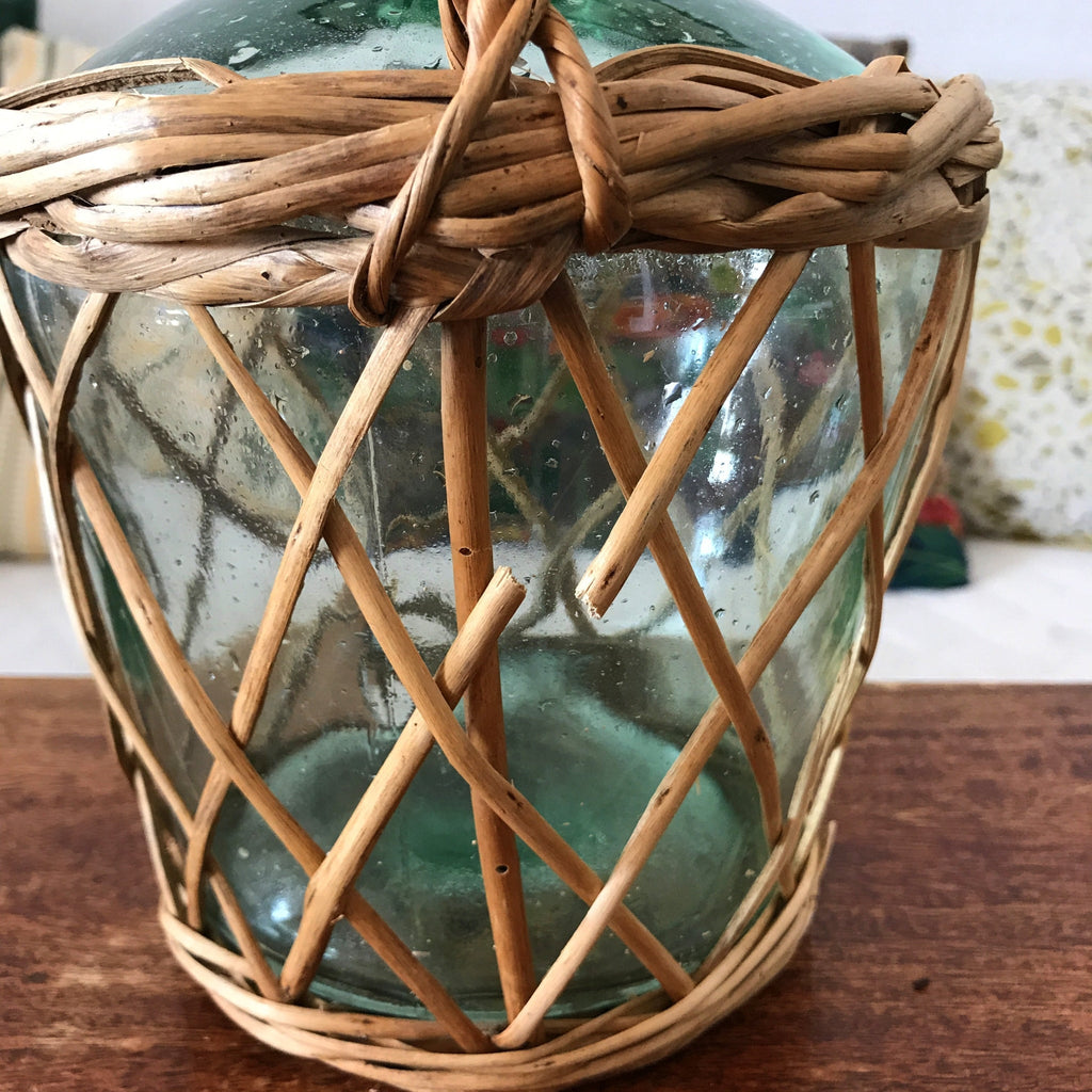 Dame-jeanne en verre de 2 L dans son écrin en osier en croisillons par Hello Broc brocante en ligne
