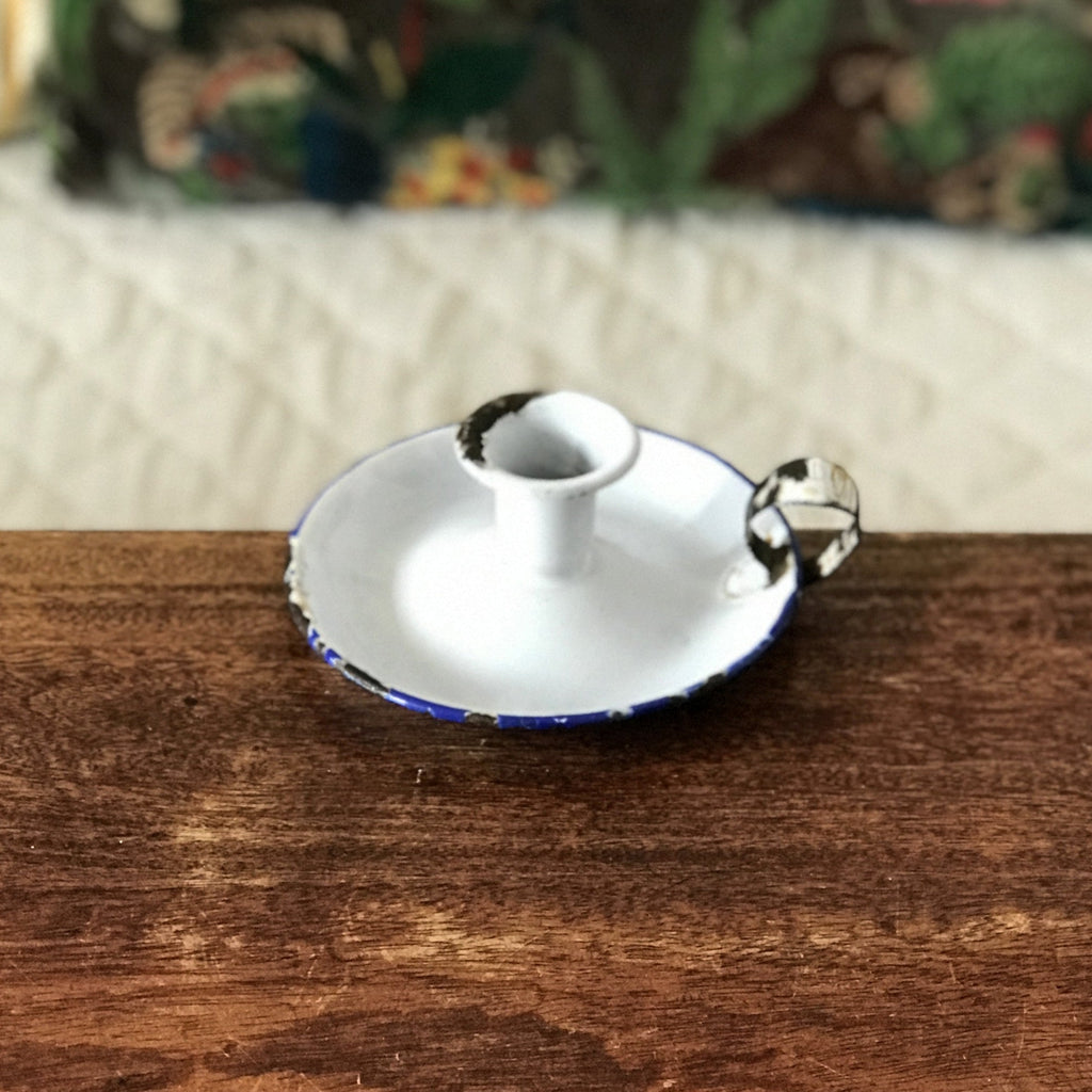 Bougeoir à main dit rat de cave en tôle émaillée blanche liserés bleu par Hello Broc brocante en ligne
