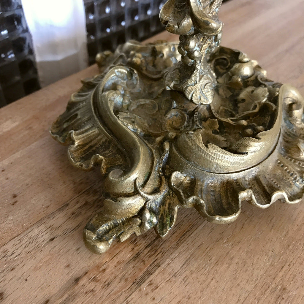 Bougeoir flambeau d'époque en bronze Napoléon III style Rocaille Circa 1870 par Hello Broc brocante en ligne