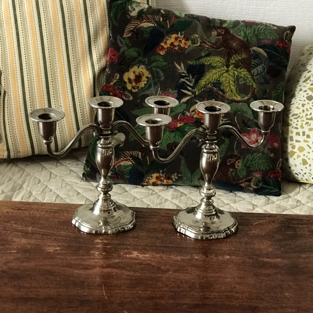 Paire de bougeoirs à 3 feux 2 branches en métal argenté Swanski par Hello Broc brocante en ligne