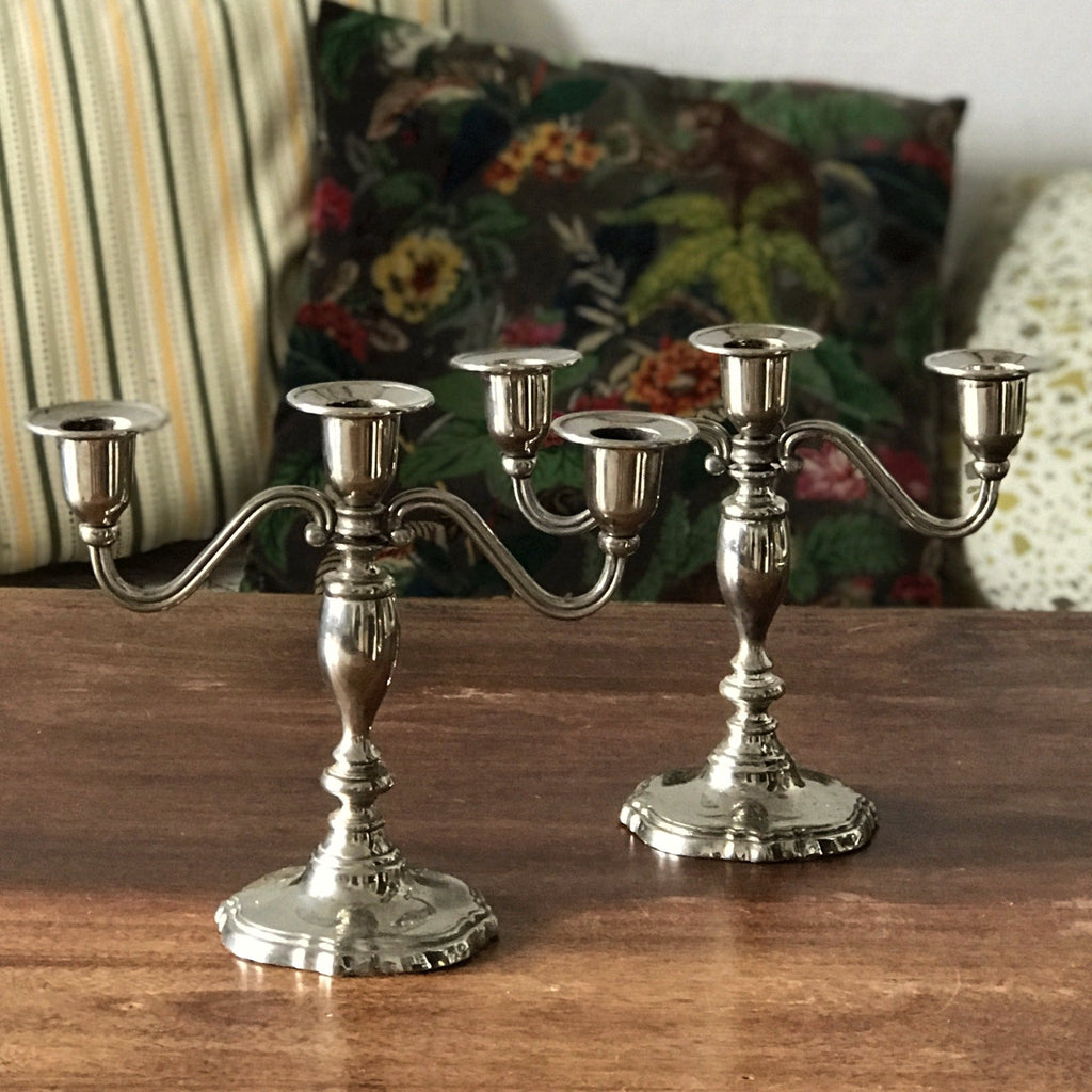 Paire de bougeoirs à 3 feux 2 branches en métal argenté Swanski par Hello Broc brocante en ligne