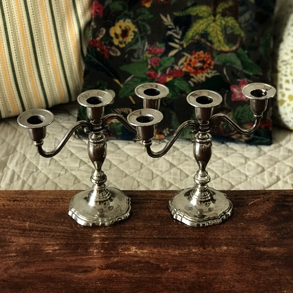 Paire de bougeoirs à 3 feux 2 branches en métal argenté Swanski par Hello Broc brocante en ligne