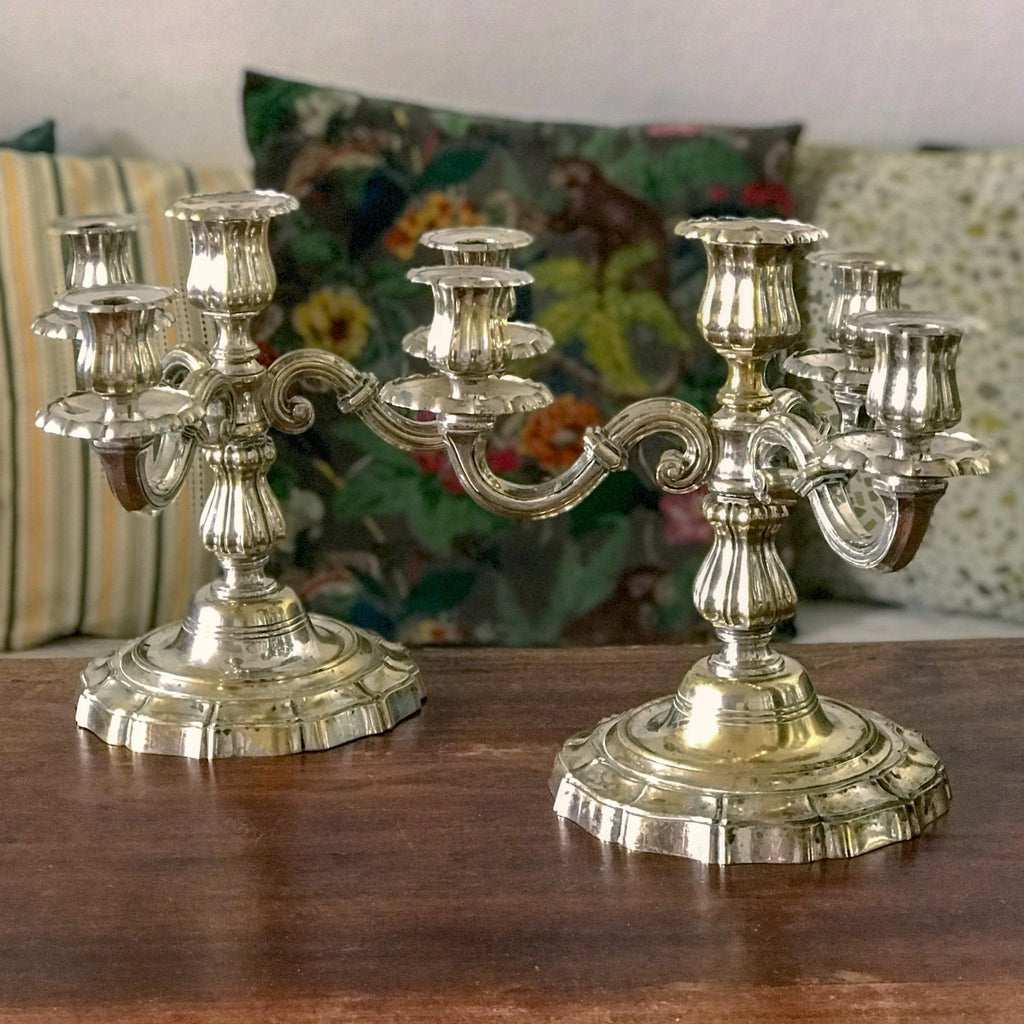 Paire de bougeoirs à 4 feux et 3 branches en métal argenté par Hello Broc brocante en ligne