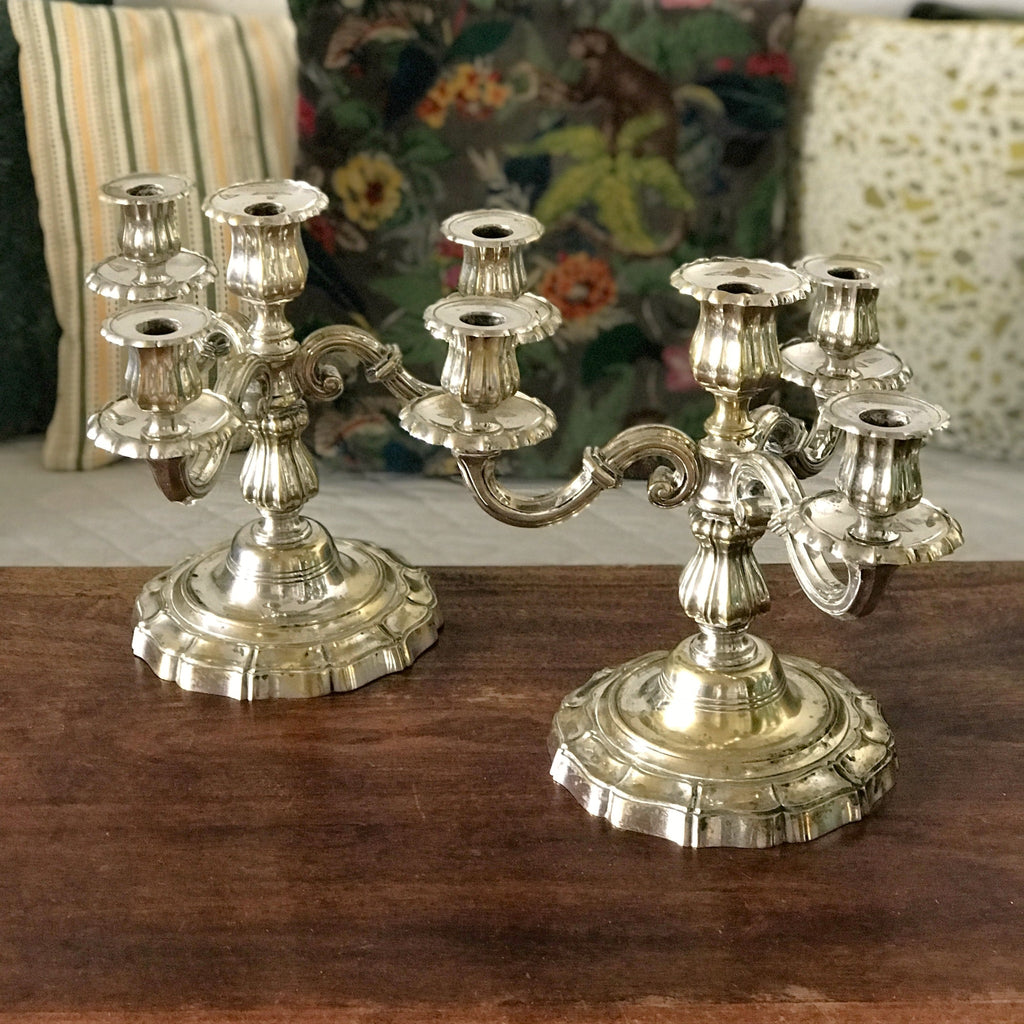 Paire de bougeoirs à 4 feux et 3 branches en métal argenté par Hello Broc brocante en ligne