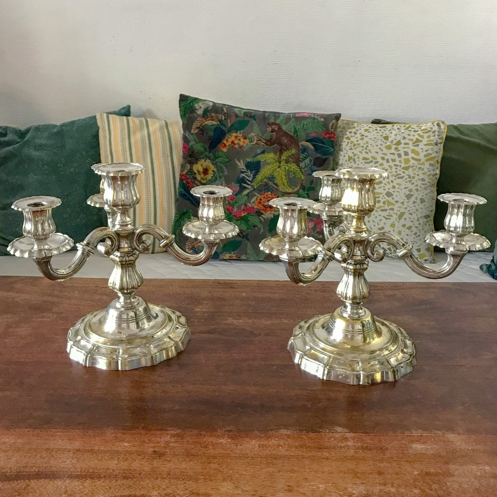 Paire de bougeoirs à 4 feux et 3 branches en métal argenté par Hello Broc brocante en ligne