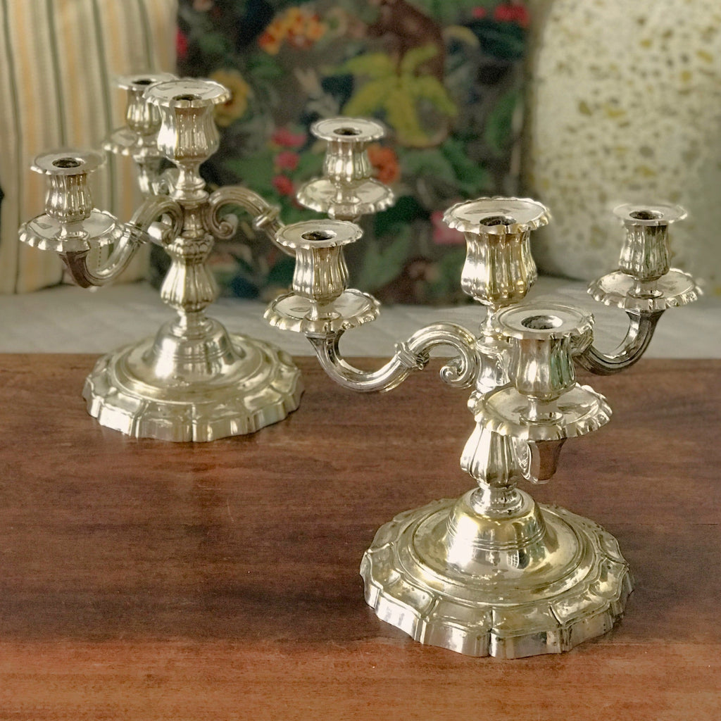 Paire de bougeoirs à 4 feux et 3 branches en métal argenté par Hello Broc brocante en ligne