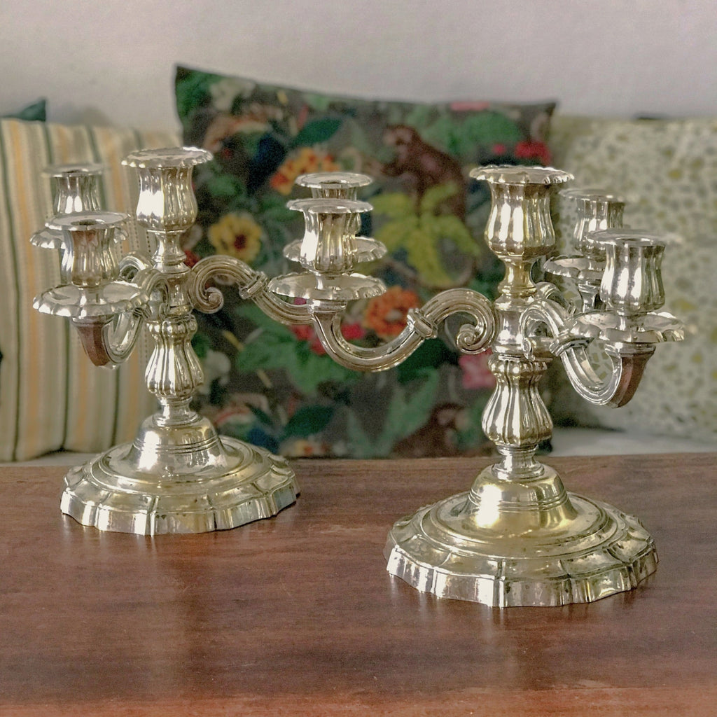 Paire de bougeoirs à 4 feux et 3 branches en métal argenté par Hello Broc brocante en ligne