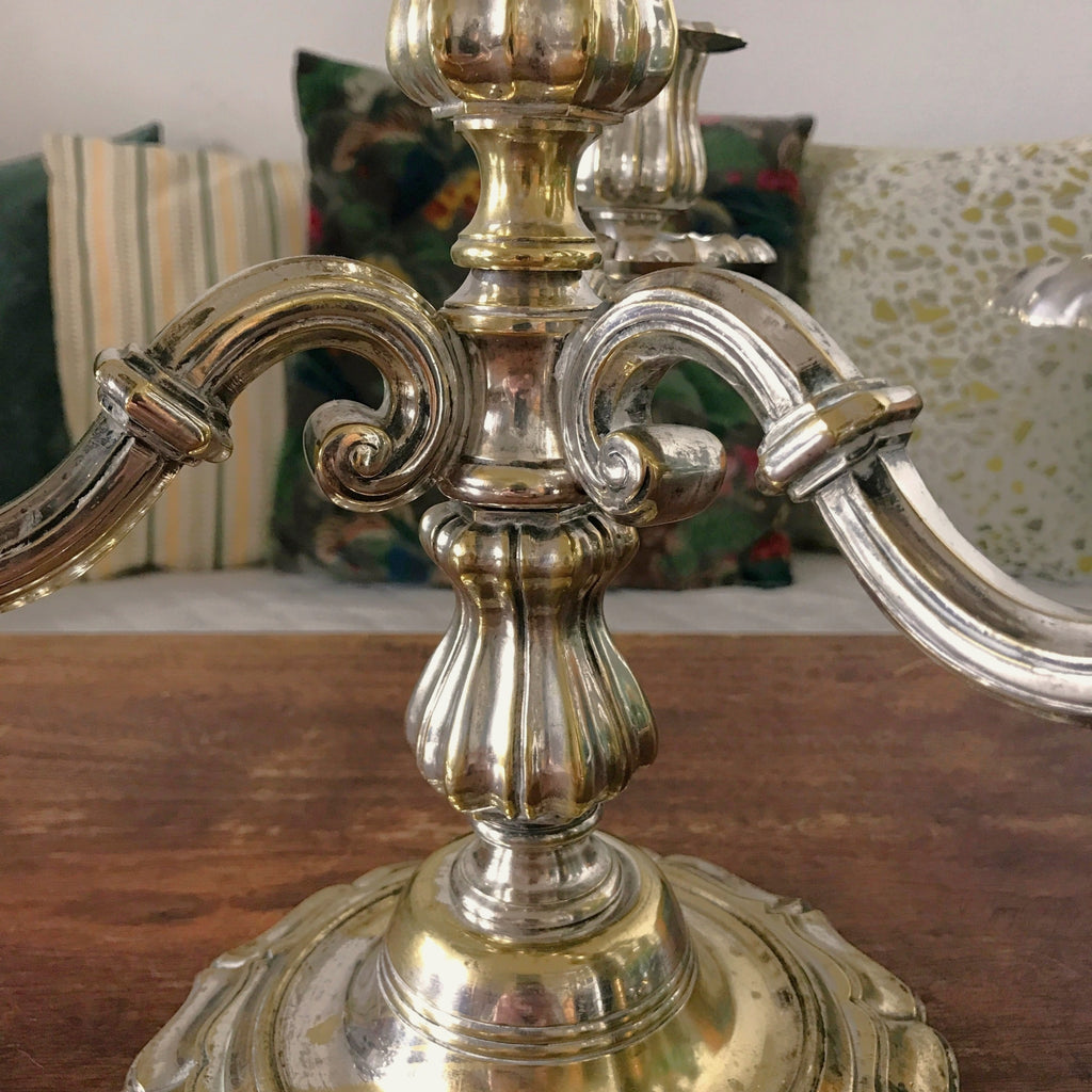 Paire de bougeoirs à 4 feux et 3 branches en métal argenté par Hello Broc brocante en ligne
