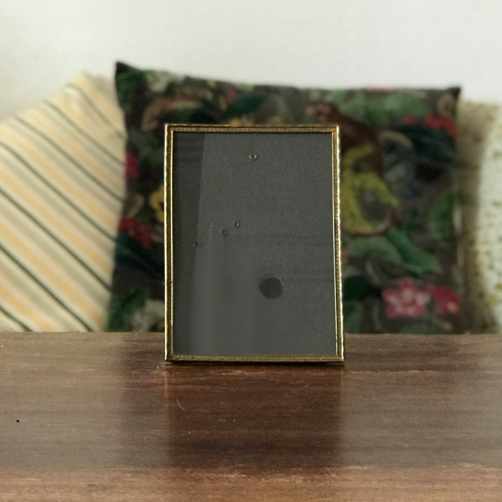 Cadre photo rectangulaire contour laiton finement ciselé 18,5 x 13,5 cm par Hello Broc brocante en ligne