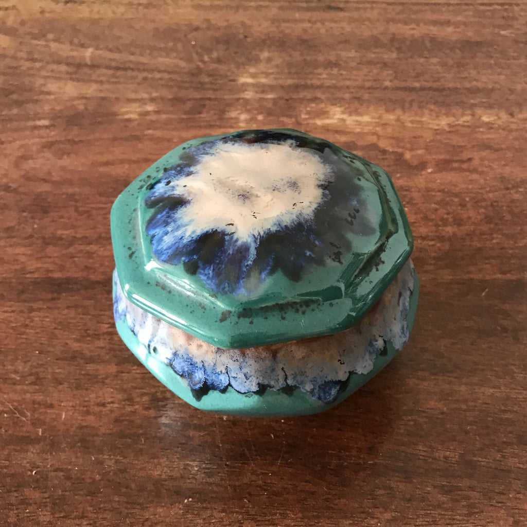 Boîte octogonale en céramique émaillée verte et bleue signée Alpho par Hello Broc brocante en ligne