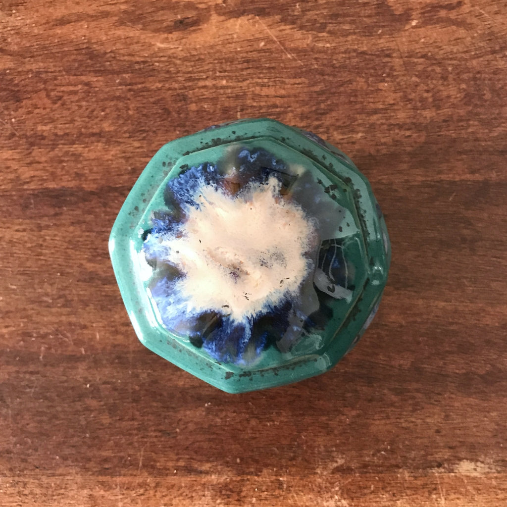 Boîte octogonale en céramique émaillée verte et bleue signée Alpho par Hello Broc brocante en ligne