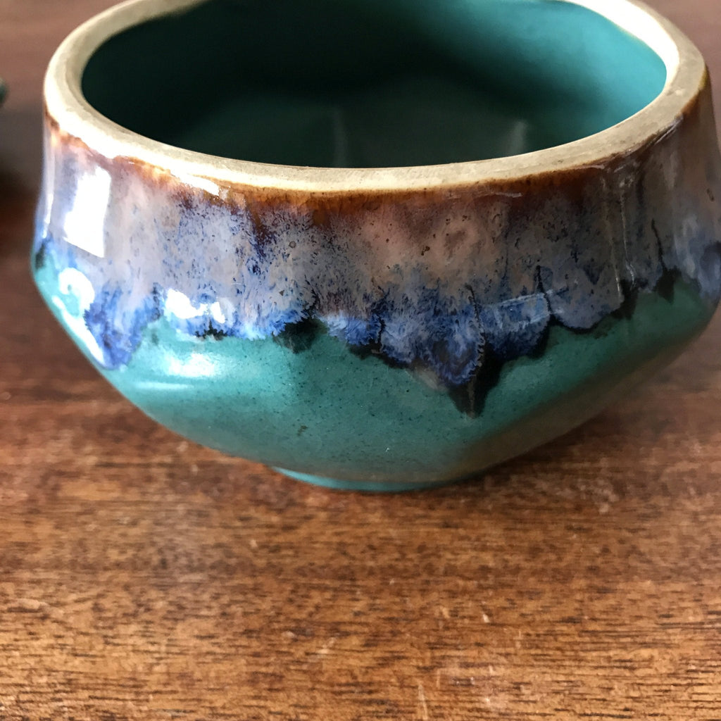 Boîte octogonale en céramique émaillée verte et bleue signée Alpho par Hello Broc brocante en ligne