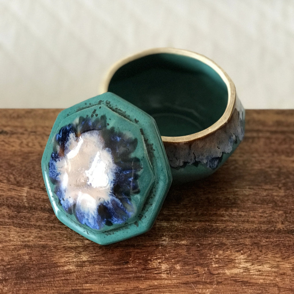 Boîte octogonale en céramique émaillée verte et bleue signée Alpho par Hello Broc brocante en ligne