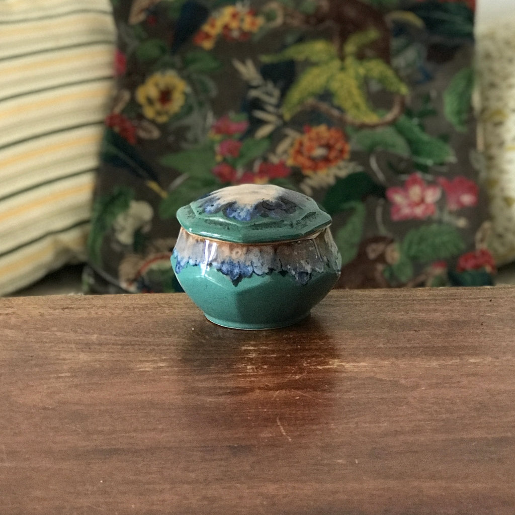 Boîte octogonale en céramique émaillée verte et bleue signée Alpho par Hello Broc brocante en ligne