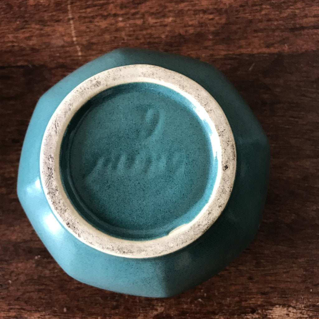 Boîte octogonale en céramique émaillée verte et bleue signée Alpho par Hello Broc brocante en ligne