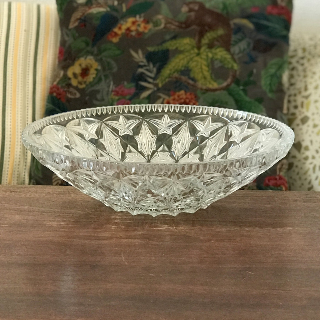 Grande coupe en verre gravé motifs étoiles rebord crénelé diamètre de 30 cm par Hello Broc brocante en ligne