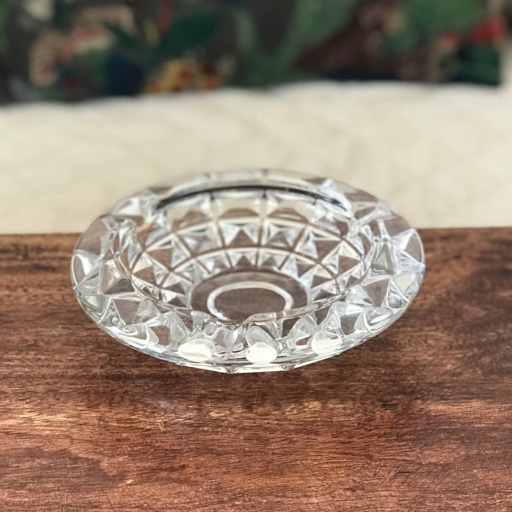 Elégant et grand cendrier rond en cristal moulé par Hello Broc brocante en ligne