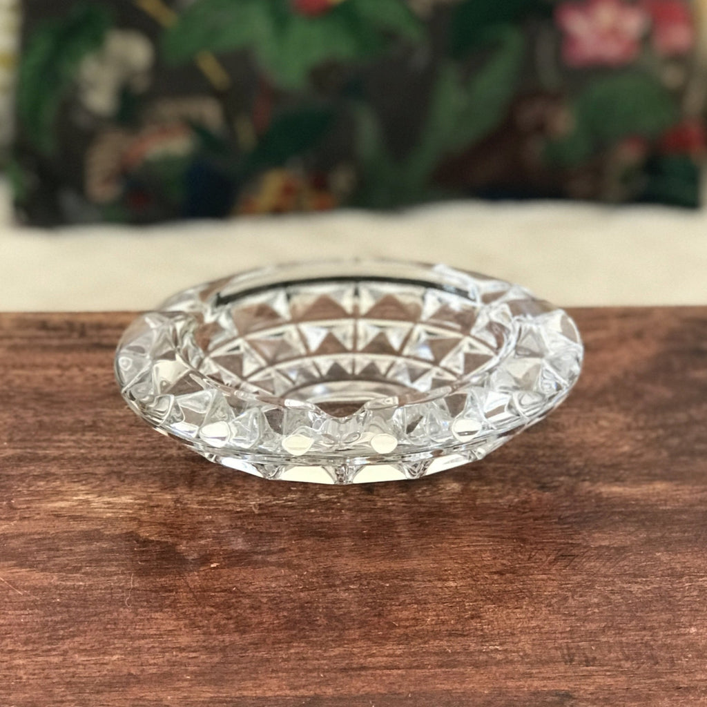 Elégant et grand cendrier rond en cristal moulé par Hello Broc brocante en ligne