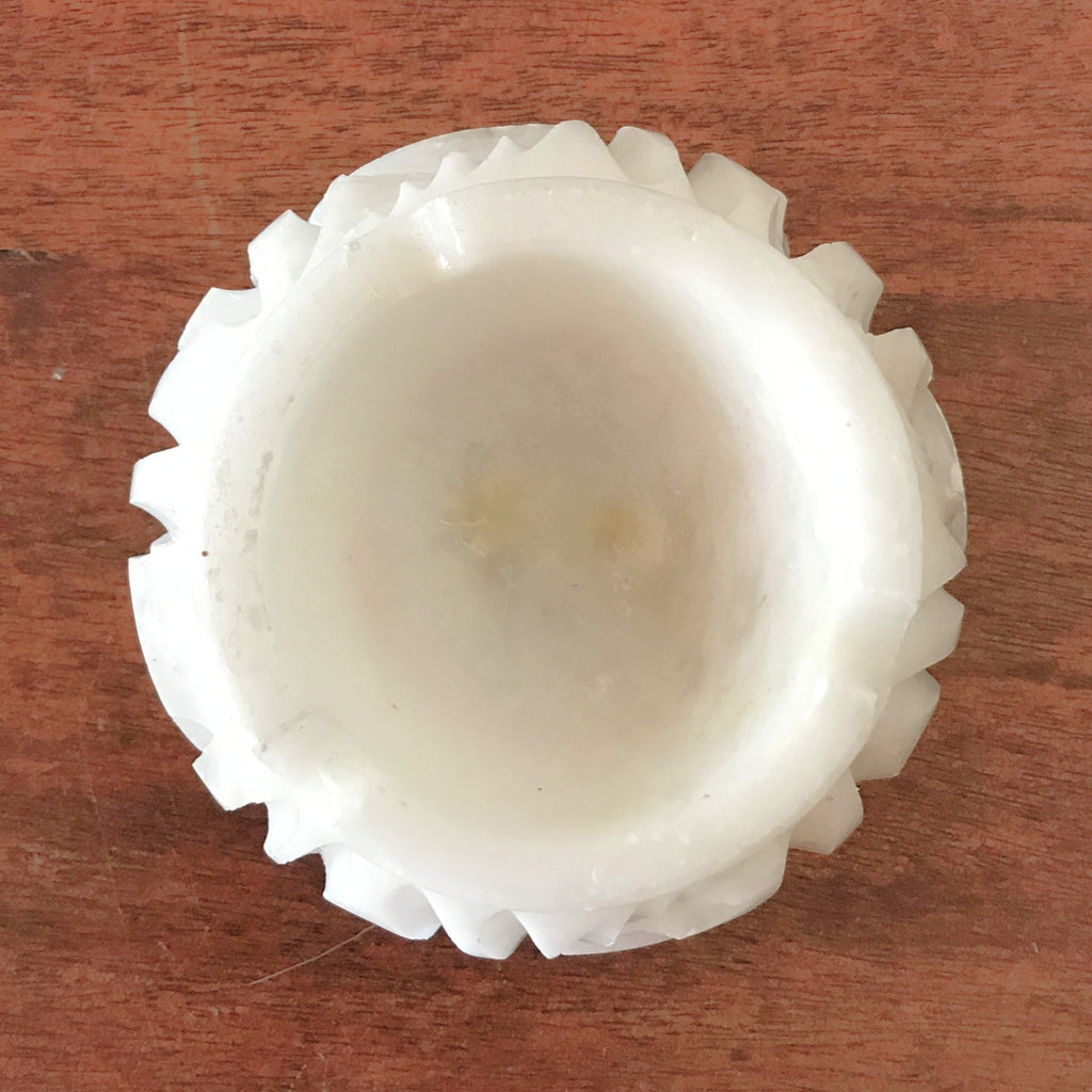 Cendrier rond blanc en albâtre roses sculptées par Hello Broc brocante en ligne
