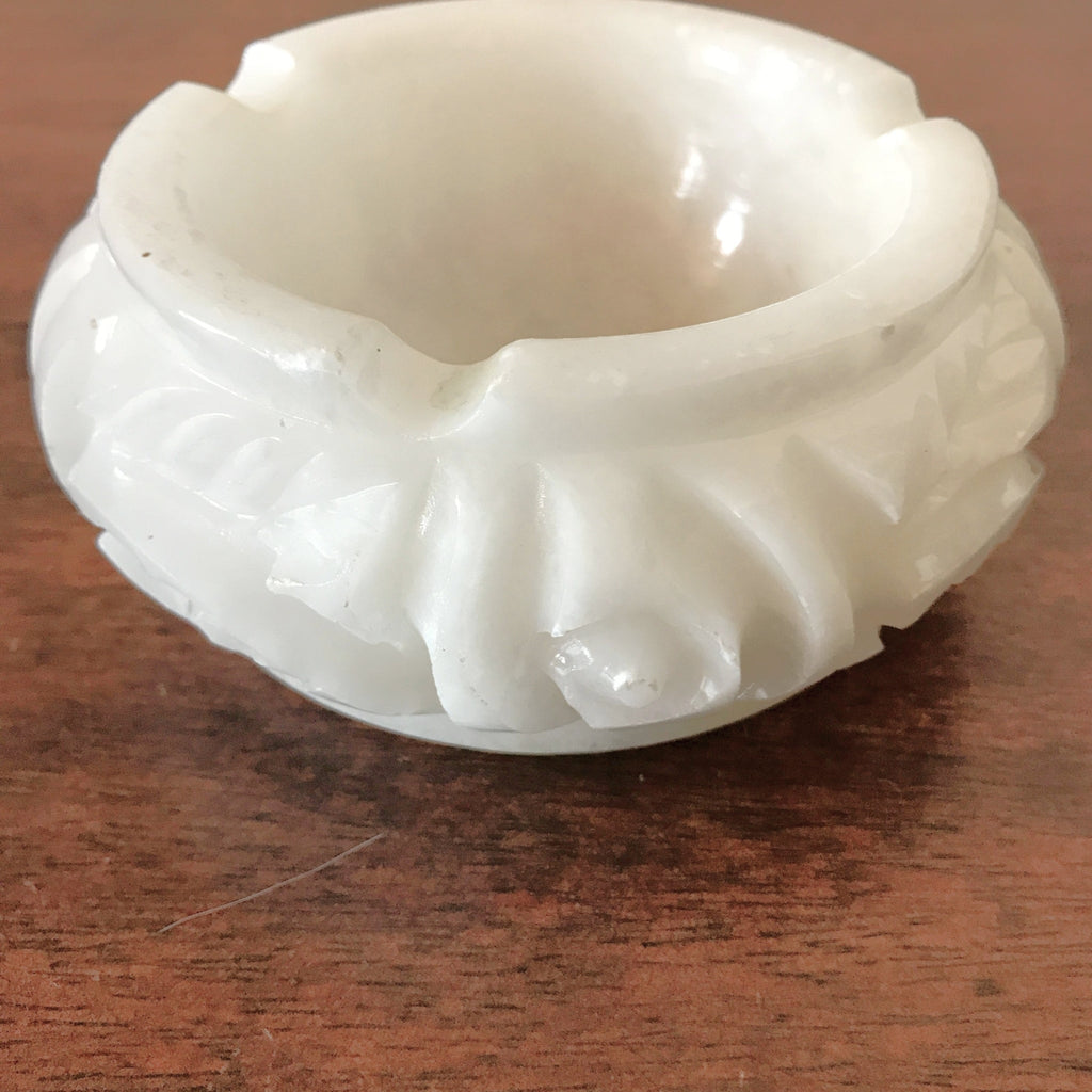 Cendrier rond blanc en albâtre roses sculptées par Hello Broc brocante en ligne