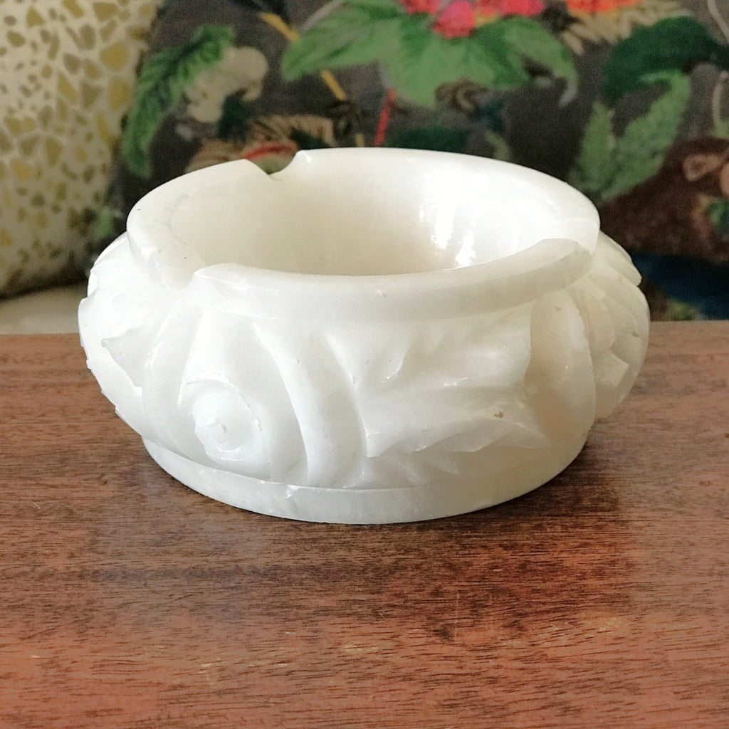 Cendrier rond blanc en albâtre roses sculptées par Hello Broc brocante en ligne