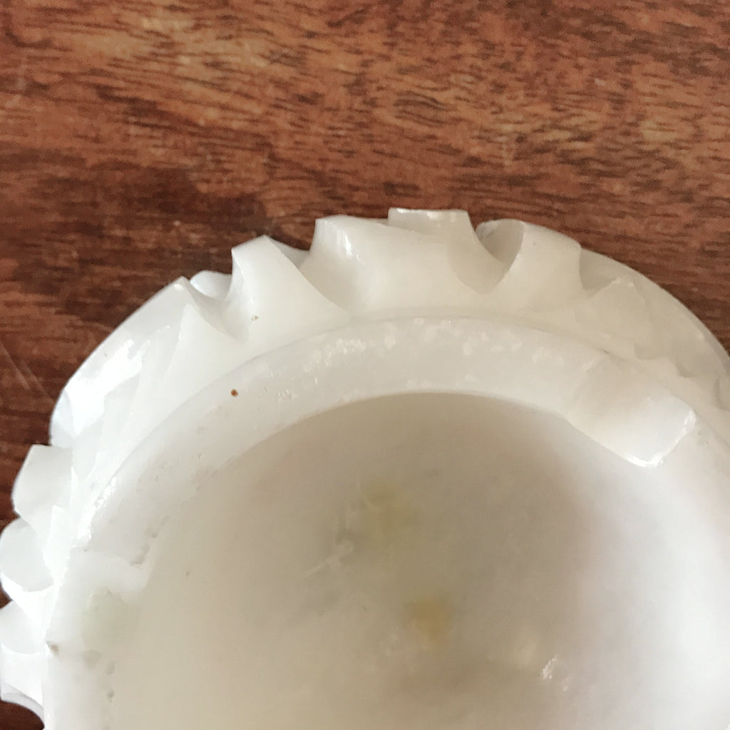 Cendrier rond blanc en albâtre roses sculptées par Hello Broc brocante en ligne