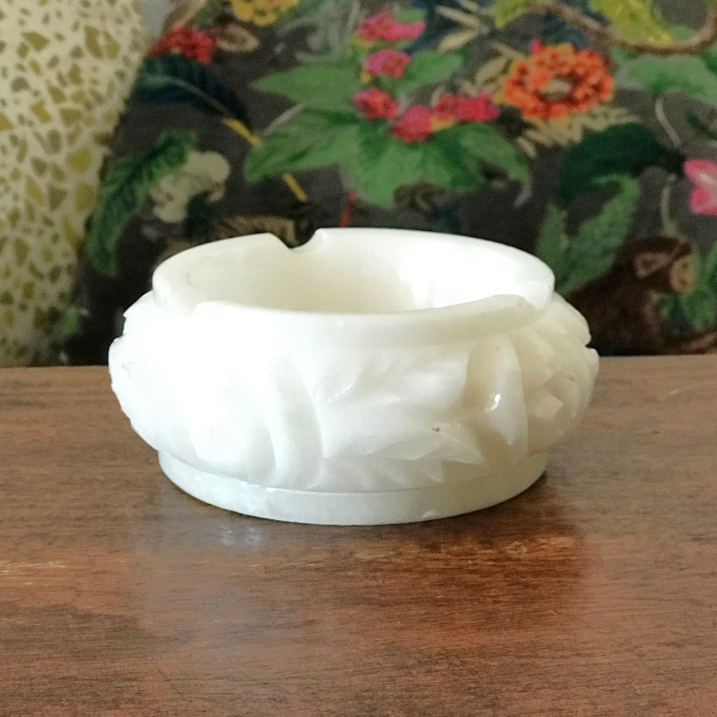 Cendrier rond blanc en albâtre roses sculptées par Hello Broc brocante en ligne