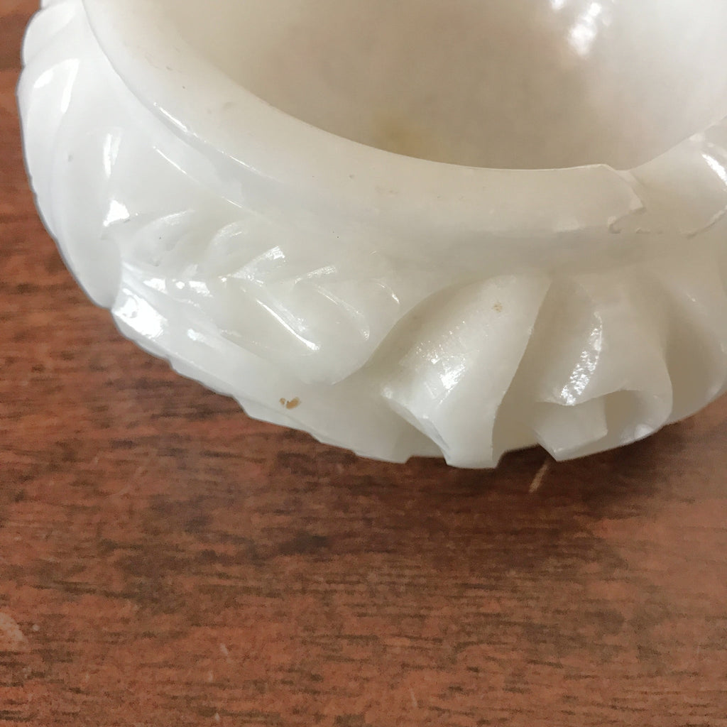 Cendrier rond blanc en albâtre roses sculptées par Hello Broc brocante en ligne