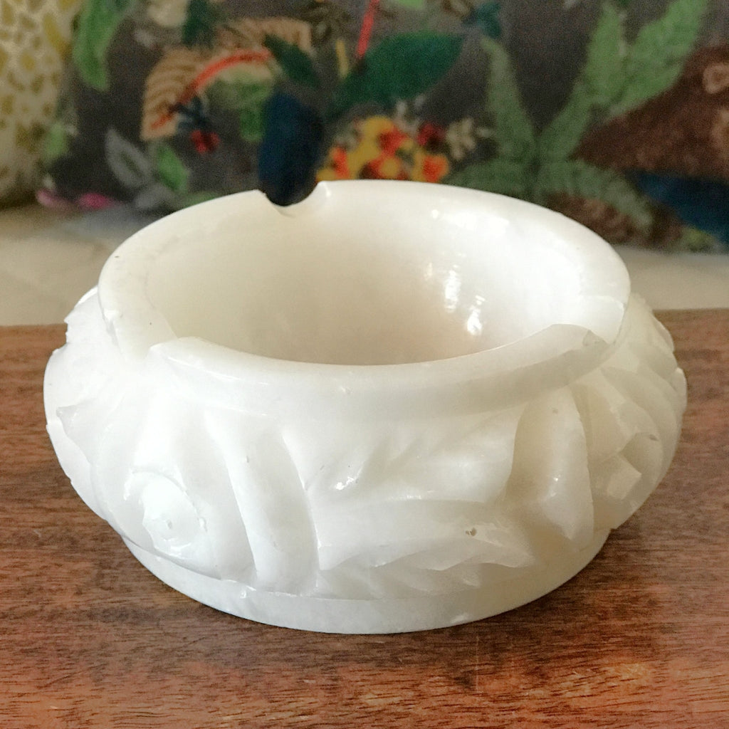 Cendrier rond blanc en albâtre roses sculptées par Hello Broc brocante en ligne