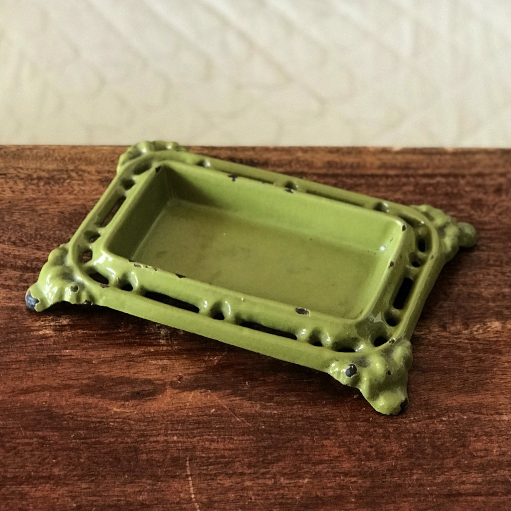 Crachoir de bistrot en fonte émaillée vert olive début XXème siècle par Hello Broc brocante en ligne