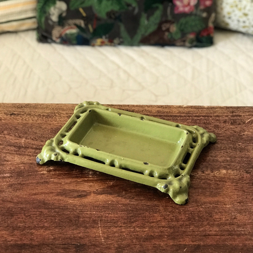 Crachoir de bistrot en fonte émaillée vert olive début XXème siècle par Hello Broc brocante en ligne