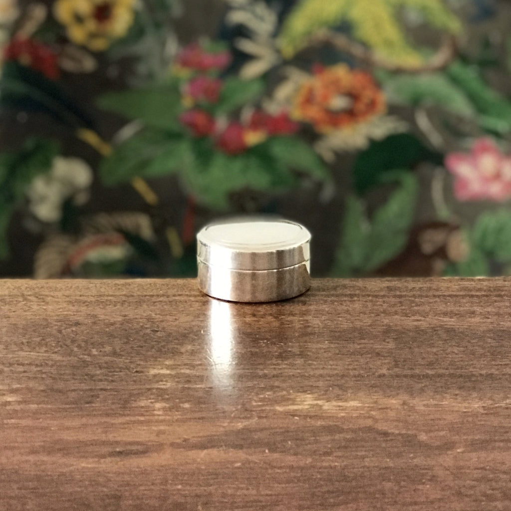 Petite boîte ronde ou pilulier en métal argenté de l'orfèvre Plasait Paris France par Hello Broc brocante en ligne
