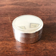 Petite boîte ronde ou pilulier en métal argenté de l'orfèvre Plasait Paris France par Hello Broc brocante en ligne