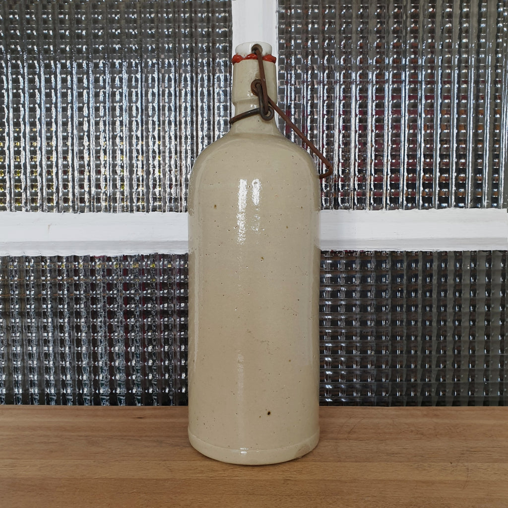 Bouteille bouillote ancienne en grès vernissé écru par Hello Broc brocante en ligne