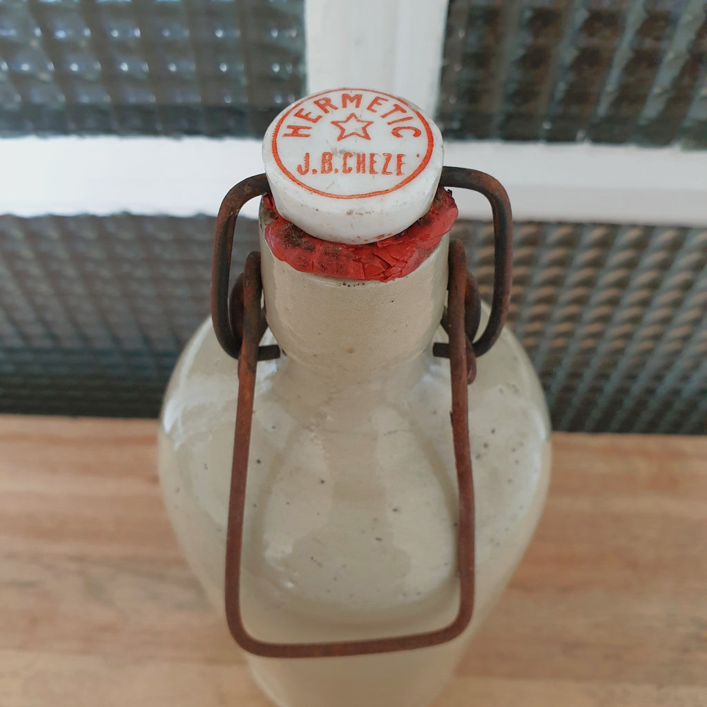 Bouteille bouillote ancienne en grès vernissé écru par Hello Broc brocante en ligne