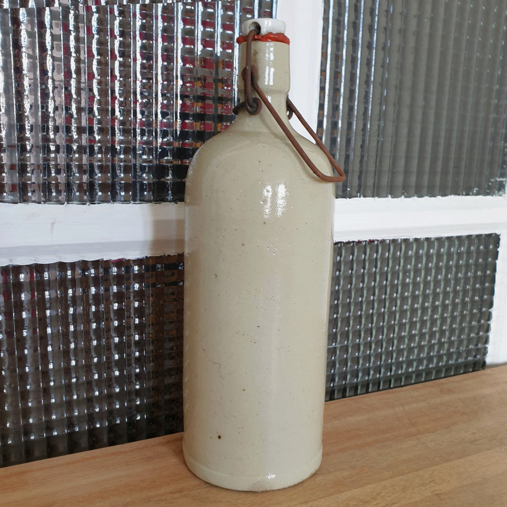 Bouteille bouillote ancienne en grès vernissé écru par Hello Broc brocante en ligne