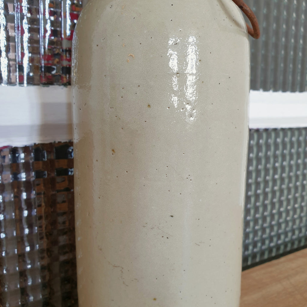 Bouteille bouillote ancienne en grès vernissé écru par Hello Broc brocante en ligne
